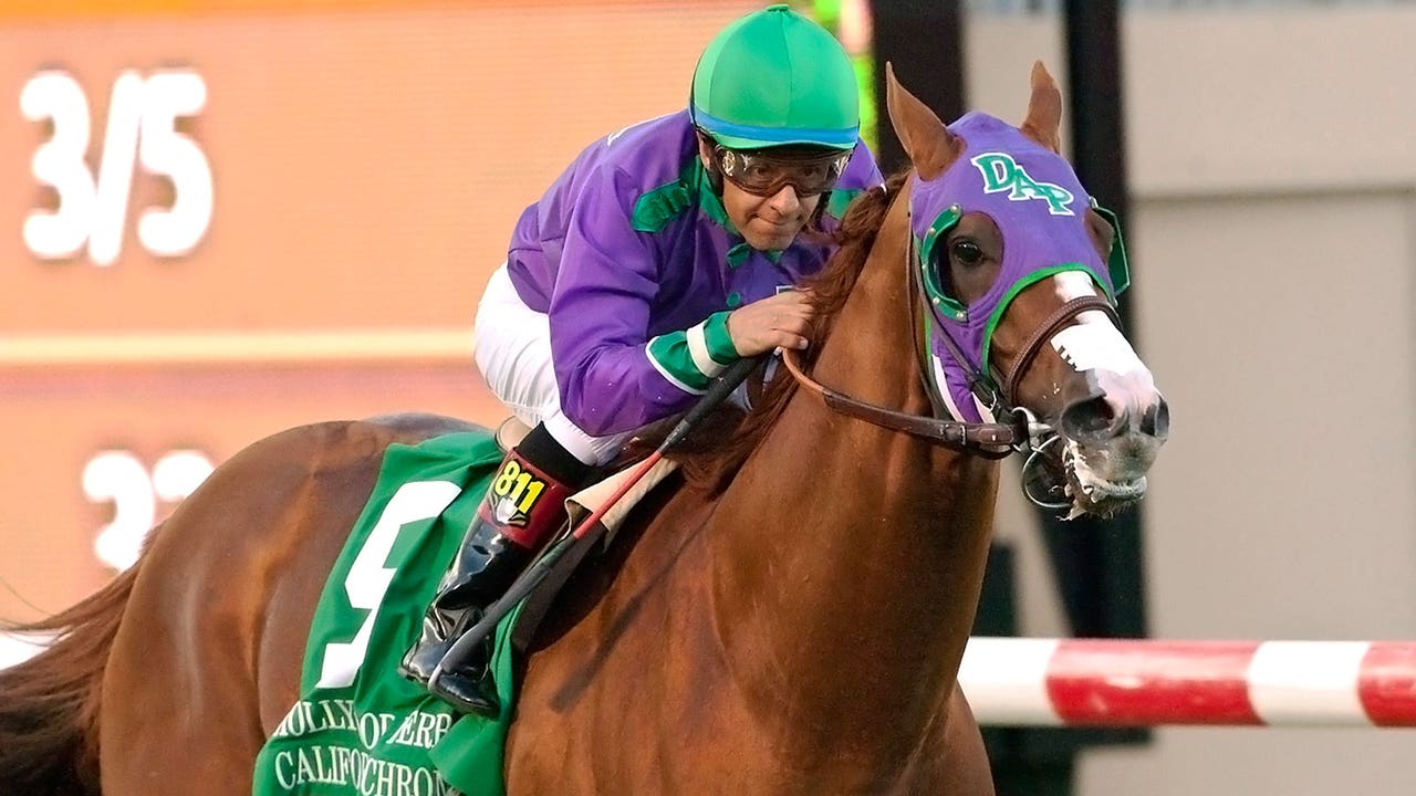 California Chrome rolls to victory in San Pasqual at Santa Anita